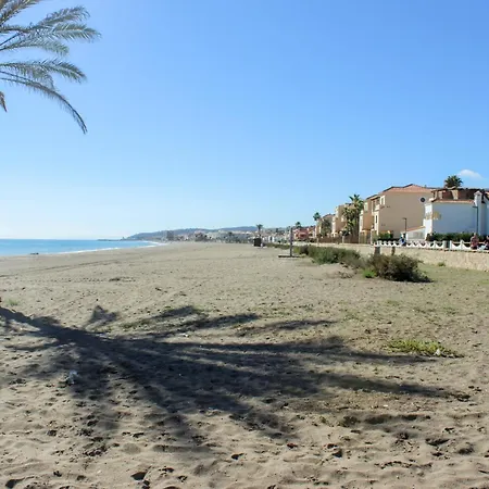 Beachfront Penthouse With Sea Views, Hot Tub, Bbq *