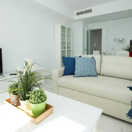 Beachfront Penthouse With Sea Views, Hot Tub, Bbq
