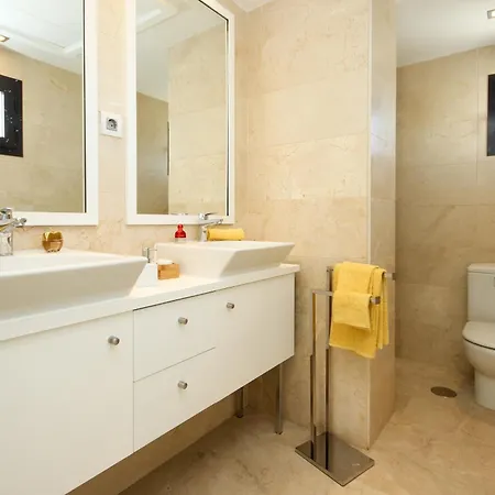 Apartment Beachfront Penthouse With Sea Views, Hot Tub, Bbq