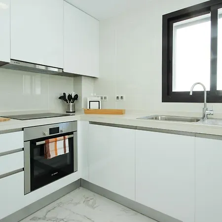 Beachfront Penthouse With Sea Views, Hot Tub, Bbq Apartment *