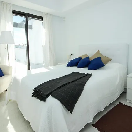Beachfront Penthouse With Sea Views, Hot Tub, Bbq