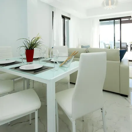 Beachfront Penthouse With Sea Views, Hot Tub, Bbq Apartment *