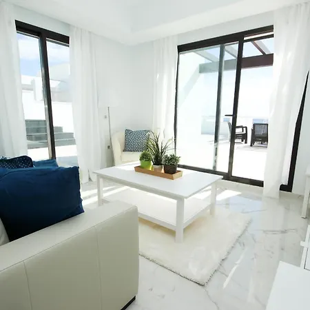 Beachfront Penthouse With Sea Views, Hot Tub, Bbq Apartment