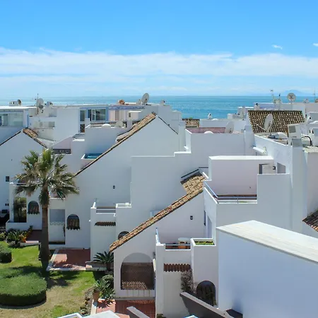 Apartment Beachfront Penthouse With Sea Views, Hot Tub, Bbq