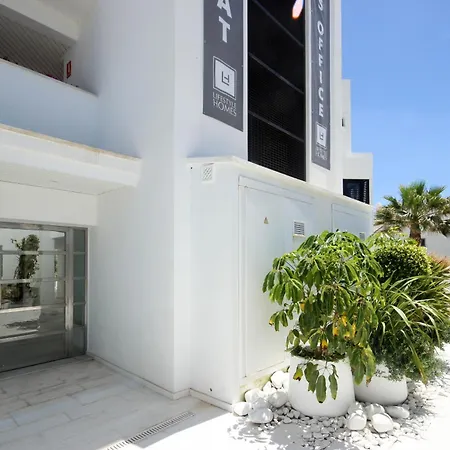 Beachfront Penthouse With Sea Views, Hot Tub, Bbq *