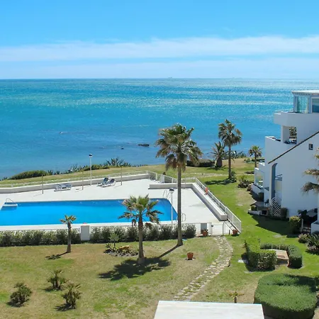 Beachfront Penthouse With Sea Views, Hot Tub, Bbq Apartment