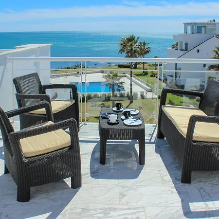 Beachfront Penthouse With Sea Views, Hot Tub, Bbq Apartment *