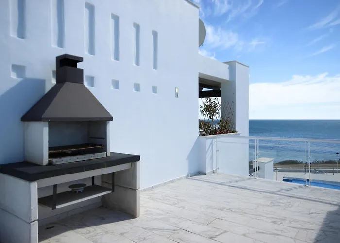 Beachfront Penthouse With Sea Views, Hot Tub, Bbq Apartmán Casares